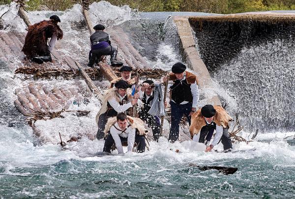 Almadieros (hommes transportant des bûches) dans la rivière le jour de l’almadía de Burgui